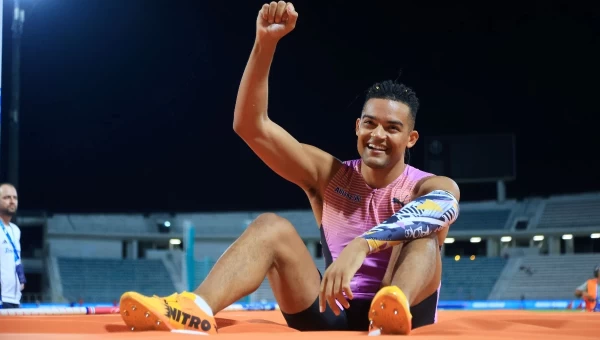 Ιστορική πτήση Καραλή στα 6,08μ.