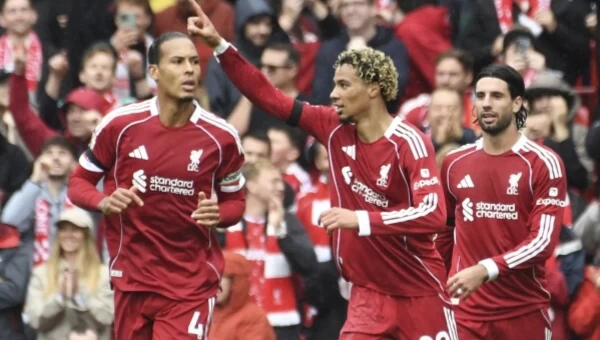 Το Λίβερπουλ βάφτηκε κόκκινο
