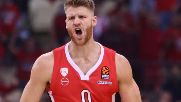 Κρατά μόνο την νικη και την άμυνα