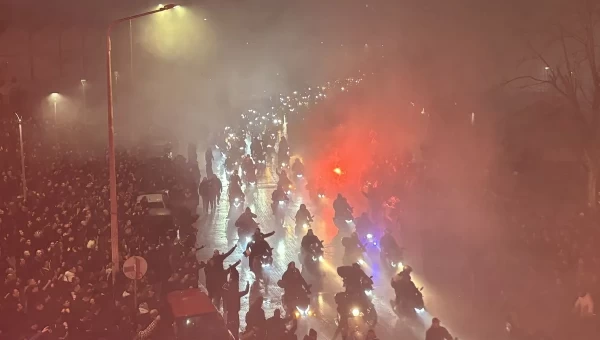 Ανατριχίλα: Η Τούμπα υποδέχτηκε τις σορούς των επτά φιλάθλων του ΠΑΟΚ