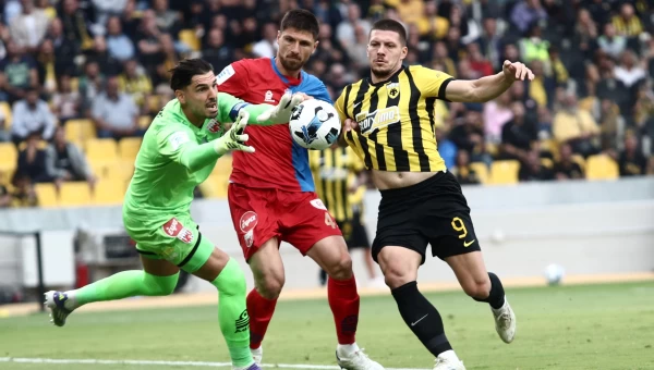 Νίκες για τα φαβορί