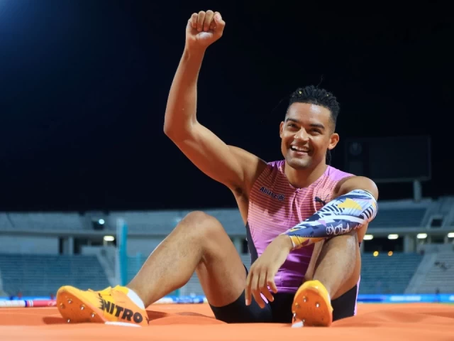 Ιστορική πτήση Καραλή στα 6,08μ.