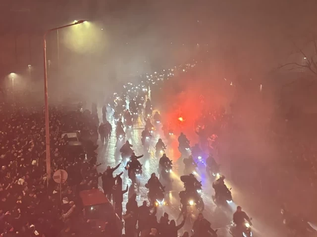 Ανατριχίλα: Η Τούμπα υποδέχτηκε τις σορούς των επτά φιλάθλων του ΠΑΟΚ