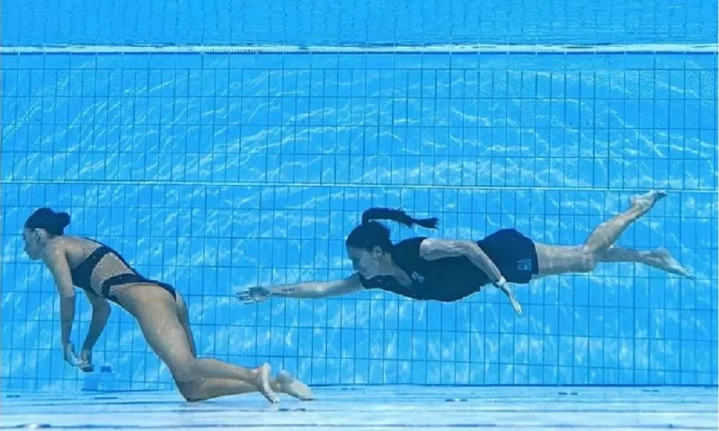 Εικόνες σοκ στο Παγκόσμιο πρωτάθλημα υγρού στίβου με αθλήτρια που έπεσε αναίσθητη στην πισίνα (vid)