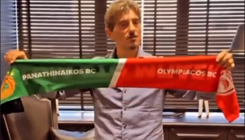 Ο Γιαννακόπουλος έφτιαξε κοινά κασκόλ Ολυμπιακού – Παναθηναϊκού για το ντέρμπι