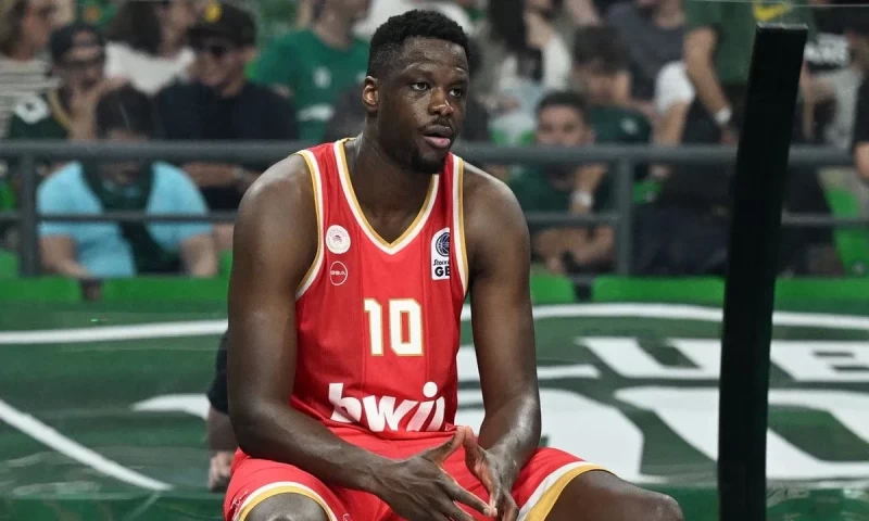 Σοκ με Φαλ στον Ολυμπιακό: 10-12 μήνες εκτός δράσης