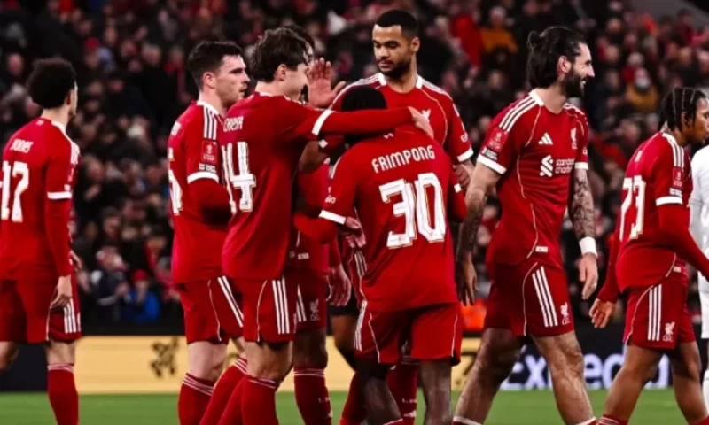 Εύκολη πρόκριση για τη Λίβερπουλ