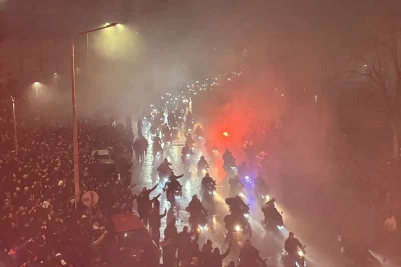 Ανατριχίλα: Η Τούμπα υποδέχτηκε τις σορούς των επτά φιλάθλων του ΠΑΟΚ