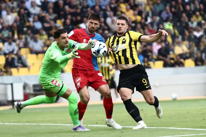 Νίκες για τα φαβορί